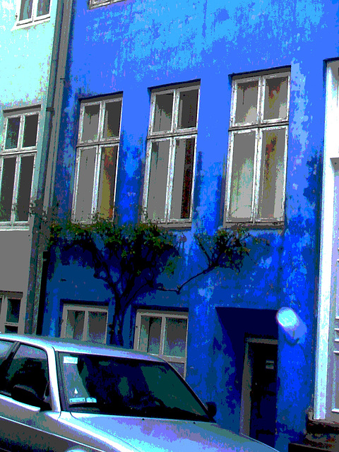Façade bleutée /  Bluish façade  - Copenhagen.   26-10-2008 -  Bleu postérisé.