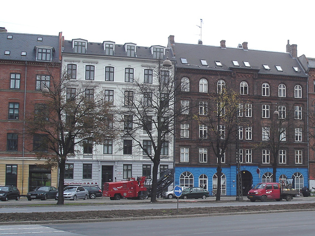 Le camion rouge NNC et la façade bleue /  NNC red truck & blue façade.  Copenhague.  20-10-2008