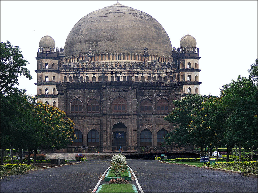 Gol Gumbaz and gatehouse