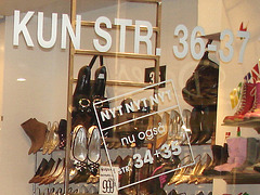 KOLLEKTIONSPROVER  KUN STR. 36-37 - Lèche-vitrines podoérotique NYT / NYT erotic footwears window display.  Copenhague. 26-10-2008