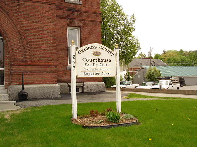 L'enseigne du palais de justice de Newport au Vermont.  États-Unis.  23 mai 2009.