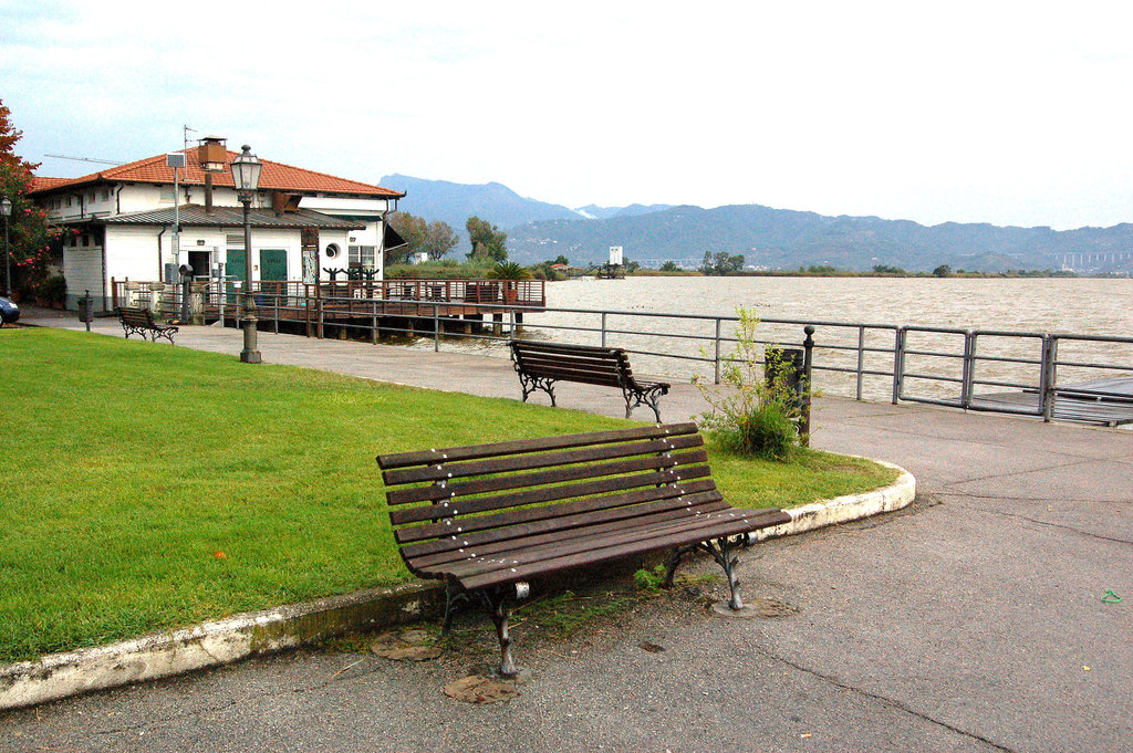 benko ĉe restoracio - Bank bei Restaurant