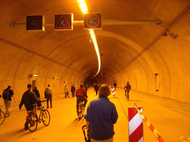 2004-09-12 24 A17 - im Tunnel Coschütz, 2332 m lang