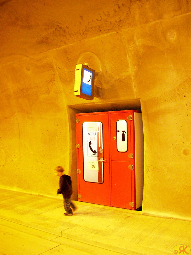 2004-09-12 25 A17 - im Tunnel Coschütz, Telefon