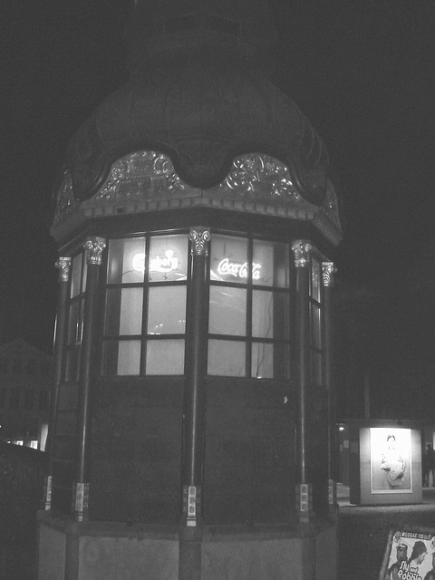 Fenêtres éclairées à la Coca-cola / Coca-cola windows lighting.   Copenhague / Copenhagen.  26-10-2008 -   N & B -  B & W