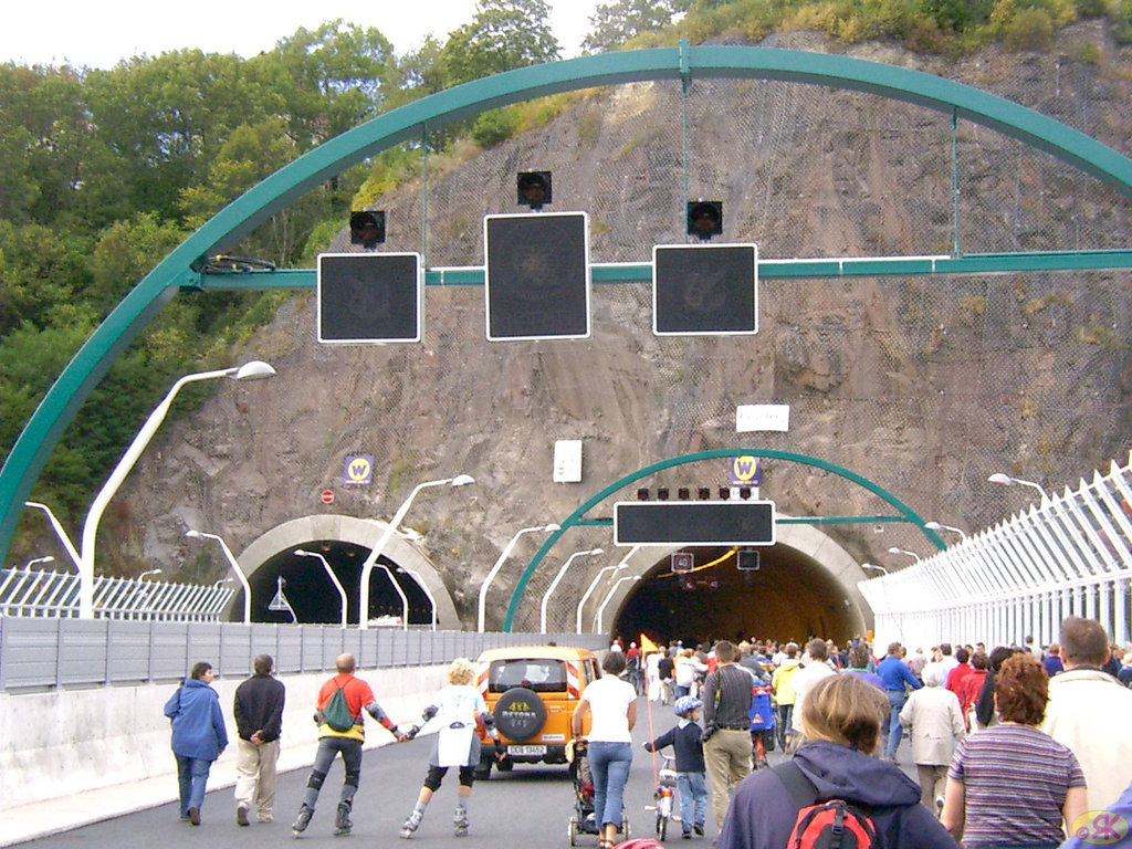 2004-09-12 44 A17 - Weißeritztalbrücke, Osteingang Tunnel Dö