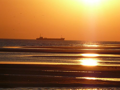 Ein Schiff sieht orange