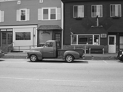 Camion bleu d'antan modifié  /   Old blue altered truck -  Brighton.  Vermont.  USA  /  États-Unis.    23 mai 2009- N & B