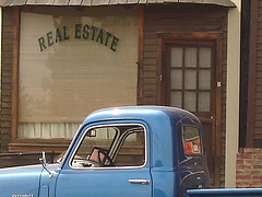 Camion bleu d'antan modifié  /   Old blue altered truck -  Brighton.  Vermont.  USA  /  États-Unis.    23 mai 2009