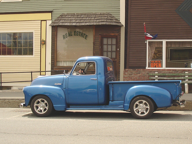 Camion bleu d'antan modifié  / Hot rod blue truck -  Brighton.  Vermont.  USA  /  États-Unis.    23 mai 2009