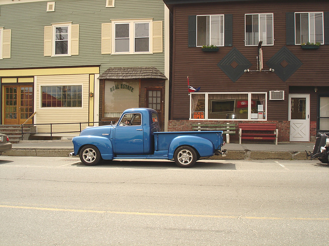 Camion bleu d'antan modifié  / Hot rod blue truck -  Brighton.  Vermont.  USA  /  États-Unis.    23 mai 2009