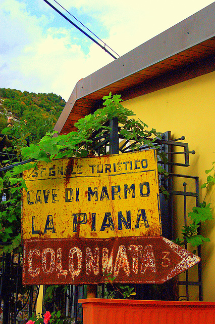 signalŝildo por turistoj: Ek, al la marmorkaverno! Signalschild für Touristen: Auf zur Mamorhöhle!