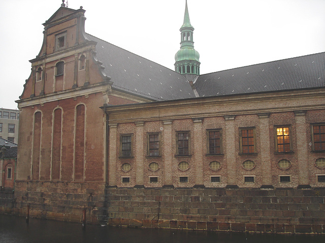 Église édifiante sur la rivière /  Towering church by the river way.   Copenhague 26-10-2008