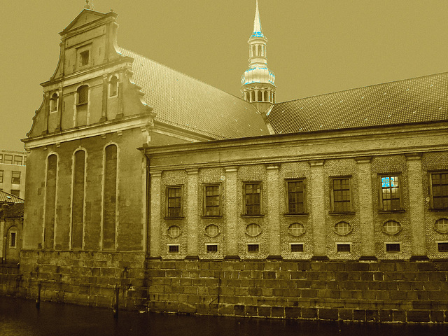 Église édifiante sur la rivière /  Towering church by the river way.   Copenhague 26-10-2008 - Ciel bleu ajouté en sepia