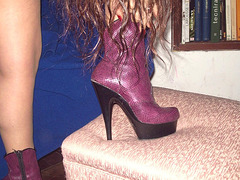 Mon amie Lady Roxy de l'Argentine   /  My friend Lady Roxy  from Argentina.   With  /  Avec permission.   - Purple short high-heeled boots