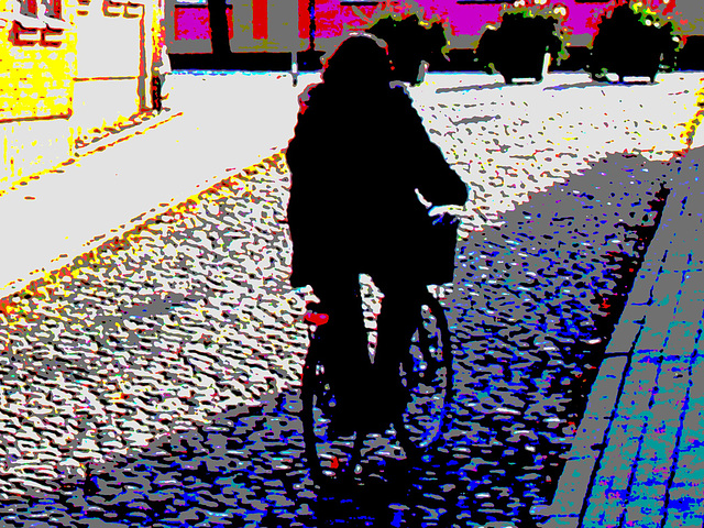 Cycliste sur pavé de cailloux /  Biker on narrow cobblestone street -  Ängelholm, Suède / Sweden.  23 octobre 2008 - Postérisée avec couleurs ravivées