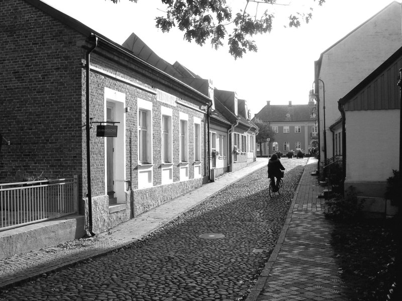 Cycliste sur pavé de cailloux /  Biker on narrow cobblestone street -  Ängelholm, Suède / Sweden.  23 octobre 2008 - N & B