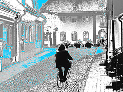 Cycliste sur pavé de cailloux /  Biker on narrow cobblestone street -  Ängelholm, Suède / Sweden.  23 octobre 2008 -  La cycliste en noir.  N & B altéré