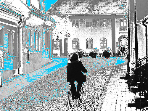 Cycliste sur pavé de cailloux /  Biker on narrow cobblestone street -  Ängelholm, Suède / Sweden.  23 octobre 2008 -  La cycliste en noir.  N & B altéré