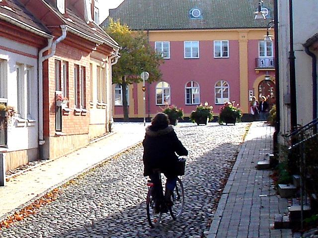 Cycliste sur pavé de cailloux /  Biker on narrow cobblestone street -  Ängelholm, Suède / Sweden.  23 octobre 2008