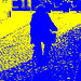Cycliste sur pavé de cailloux /  Biker on narrow cobblestone street -  Ängelholm, Suède / Sweden.  23 octobre 2008 -  Bichromie en bleu & jaune