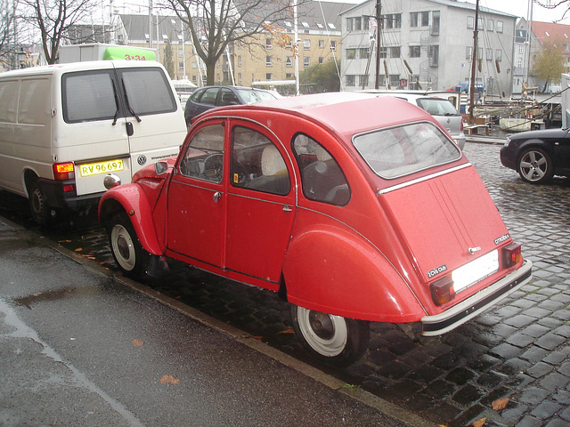 Citroën rouge / Red Citroën - 2CV6 club -   Copenhague .  26-10-2008