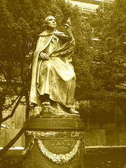 Statue solennelle / Solemn statue.  Copenhague.   26-10-2008-  Sepia
