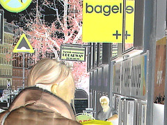 Bagels et bottes à talons hauts au menu / Bagels & booted Danish duo -  Copenhague / Copenhagen.  20 octobre 2008-  Postérisation & inversion RVB