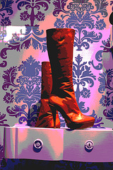 Vitrine podoérotique / Podoerotic shoes window store - PARIS  21 août 2009  -  Cadeau de mon Amie Simona avec permission. - Bottes à talons aiguilles. - Bottes à talons aiguilles. Version postérisée