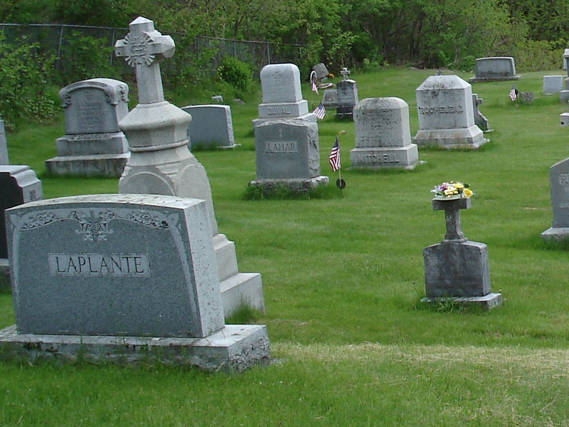 Cimetière pittoresque / Picturesque cemetery -   Newport, Vermont.  USA  /  États-Unis.   23 mai 2009