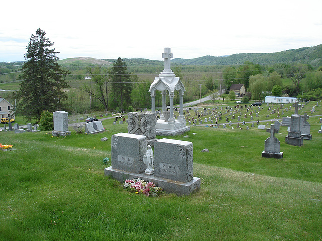 Cimetière pittoresque / Picturesque cemetery -   Newport, Vermont.  USA  /  États-Unis.   23 mai 2009