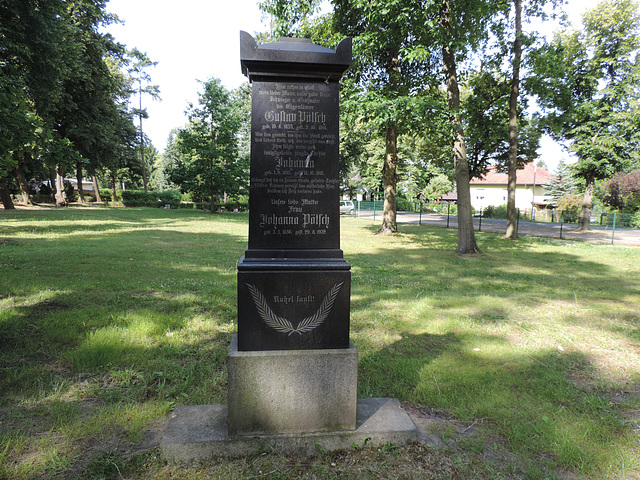 Alter Grabstein von 1918 in Zossen