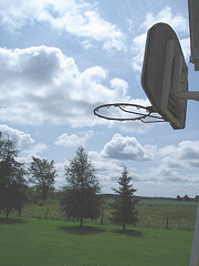 Nuages & basketball campagnard /  Clouds and country basket-ball -  12 juillet 2009 .