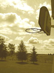 Nuages & basket-ball campagnard /  Clouds and country basket-ball -  12 juillet 2009 . Sépia