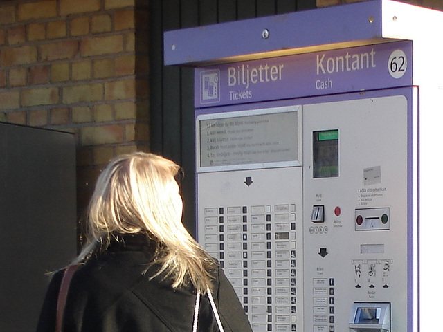 La Blonde aux billets de trains en jeans serrées et bottes sexy à talons trapus /  Biljetter blond in chunky heeled sexy boots & jeans -  Ängelholm , Suède / Sweden.  23 octobre 2008 -  Miilky blond h