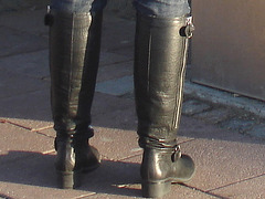 La Blonde aux billets de trains en jeans serrées et bottes sexy à talons trapus /  Biljetter blond in chunky heeled sexy boots & jeans -  Ängelholm , Suède / Sweden.  23 octobre 2008 - Focus of attention - Centre d'attention