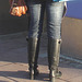 La Blonde aux billets de trains en jeans serrées et bottes sexy à talons trapus /  Biljetter blond in chunky heeled sexy boots & jeans