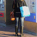La Blonde aux billets de trains en jeans serrées et bottes sexy à talons trapus /  Biljetter blond in chunky heeled sexy boots & jeans