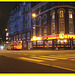 Plakat shop night façade /   Façade de nuit  - Autobus et édifice bleu- Copenhague .  19 octobre 2008.  Cadre jaune