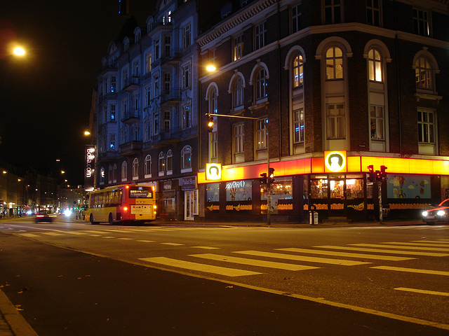 Plakat shop night façade /   Façade de nuit  -  Autobus et édifice bleu / Copenhague  19 octobre 2008