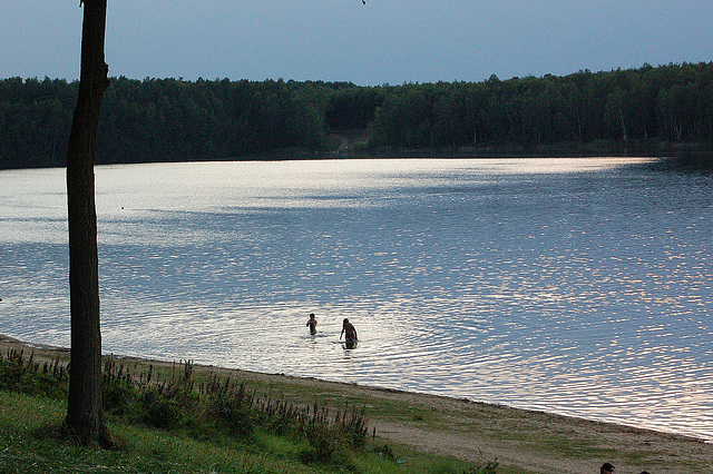 naĝado en lago