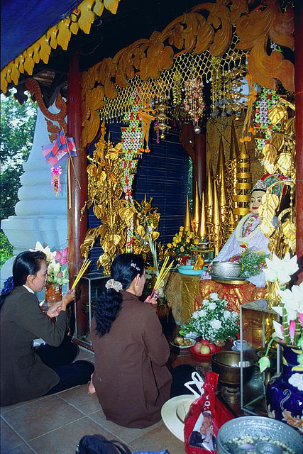 Prayers in Wat Phnom