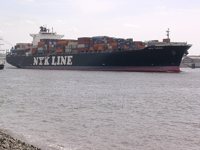 Containerschiff NYK THEMIS auf der Elbe