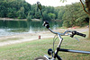 Rigardo al la lago, biciklo