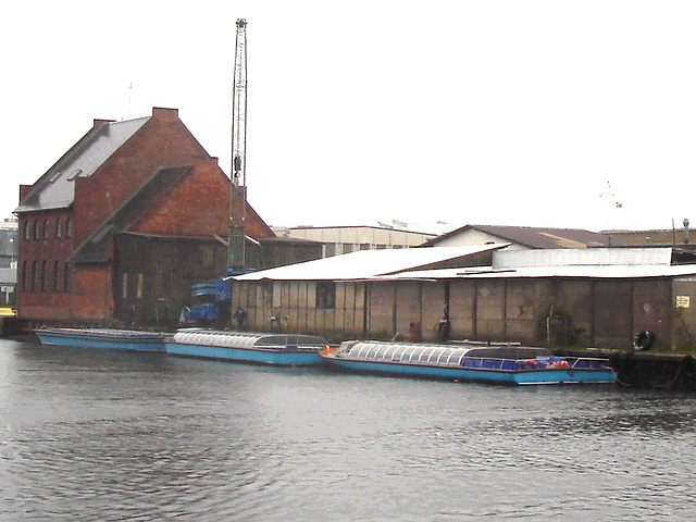 Bateaux-mouches bleus jumeaux.  /  Twin blue river boats - Copenhagen /  Copenhague. 26-10-2008