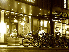 Vélos et dragons de nuit  /  Bikes & dragons night sight..   Copenhague /  Copenhagen.   25-10-2008 -  Sepia