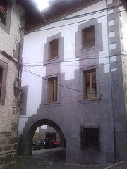 Ochagavía (Navarra): pasadizo