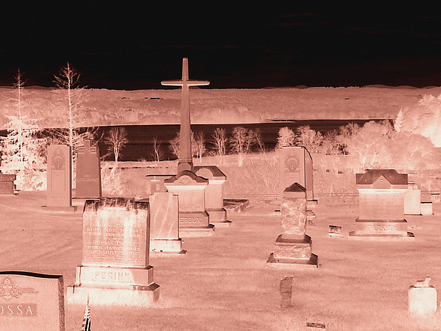 Cimetière pittoresque / Picturesque cemetery -   Newport, Vermont.  USA  /  États-Unis.   23 mai 2009- Sepia inversé RVB.