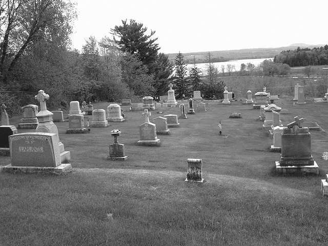 Cimetière pittoresque / Picturesque cemetery -   Newport, Vermont.  USA  /  États-Unis.   23 mai 2009 -  N & B