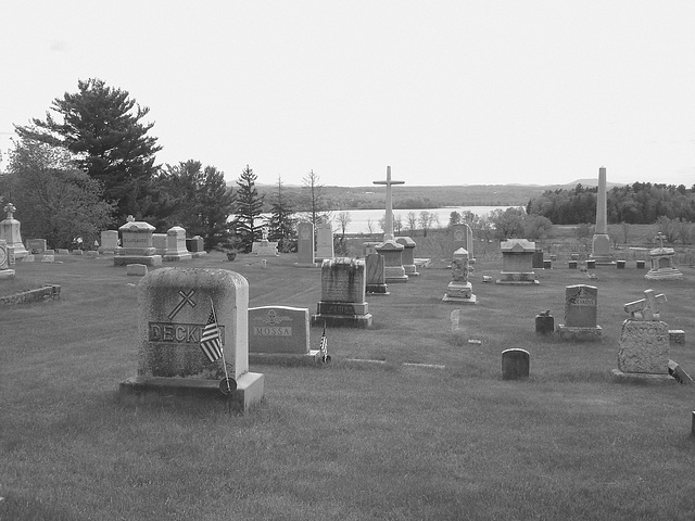 Cimetière pittoresque / Picturesque cemetery -   Newport, Vermont.  USA  /  États-Unis.   23 mai 2009 -  N & B